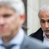 L'islamologue Tariq Ramadan arrive au Palais de justice de Genève avec ses avocats Yaël Hayat et Guerric Canonica.